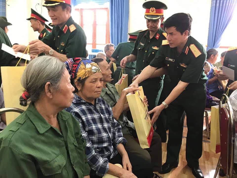 Thiếu tướng Đỗ Văn Thiện Chính ủy Tổng cục hậu cần tặng quà các đối tượng chính sách xã Thanh Định